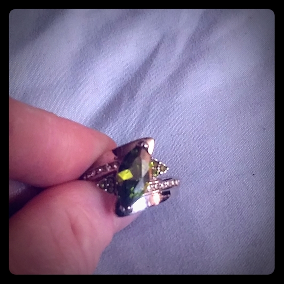 Emerald Ring - Picture 1 of 2